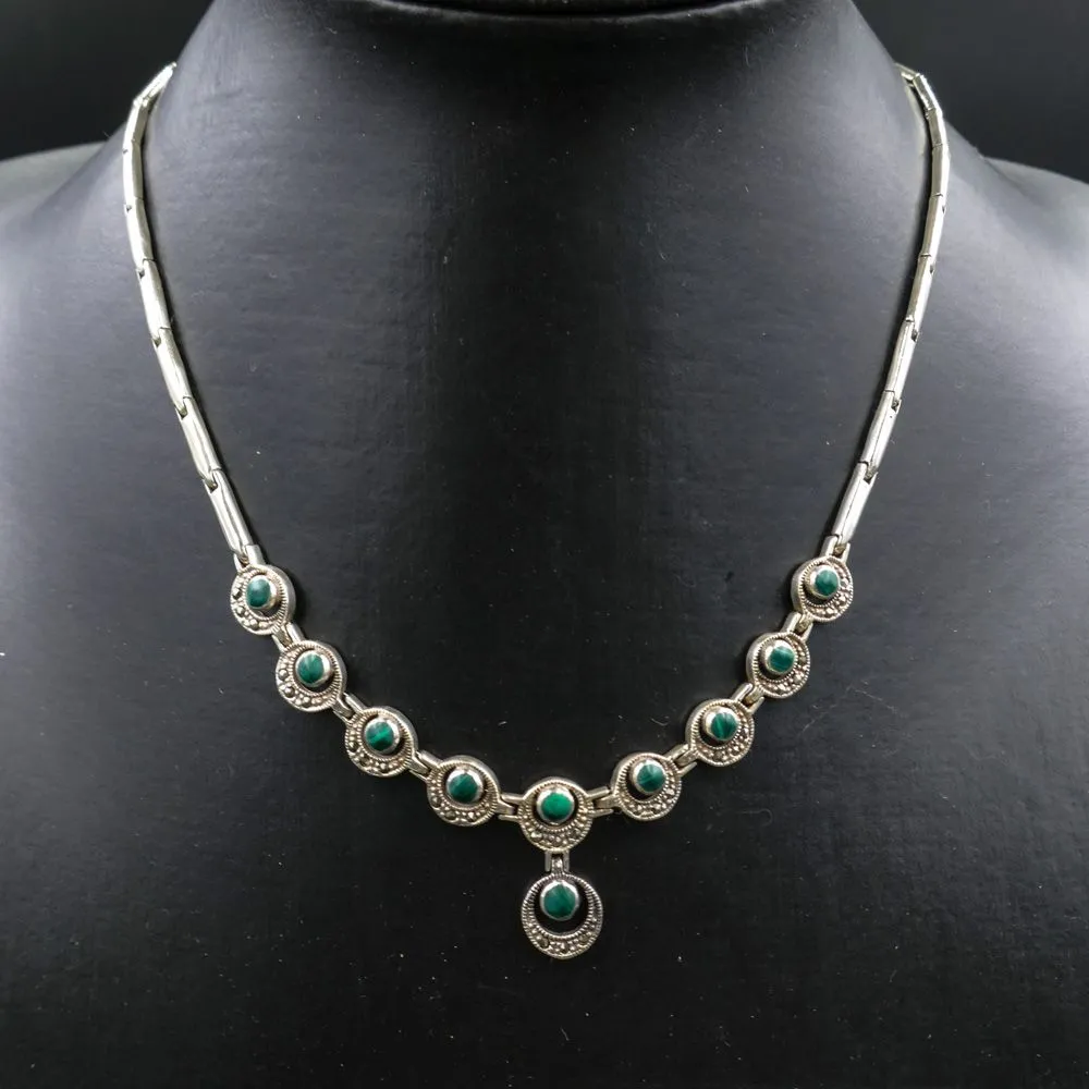 Halscollier af sterling sølv prydet med malakit & magasitter