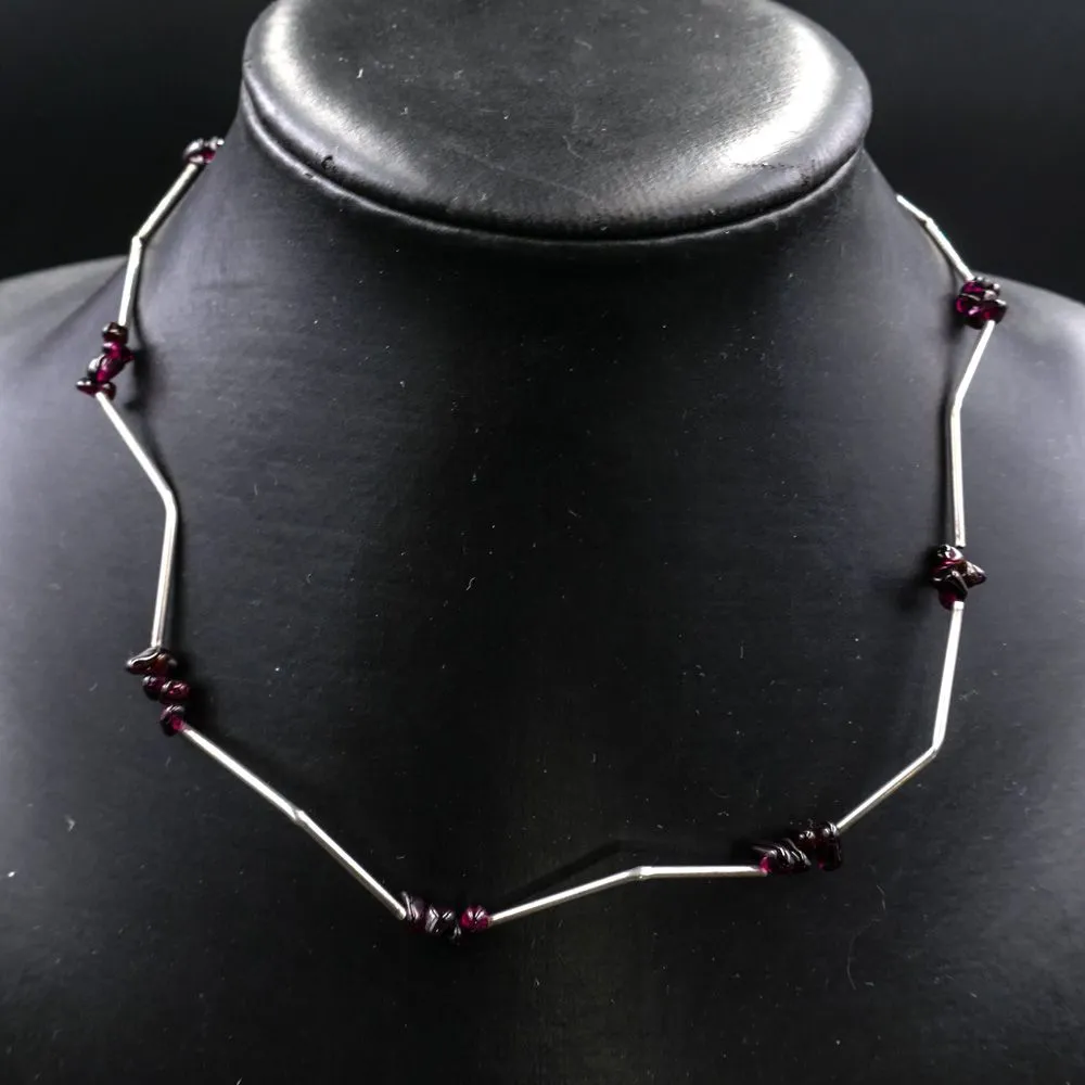 Vintage halscollier af sterlingsølv prydet med mørkerøde granater.