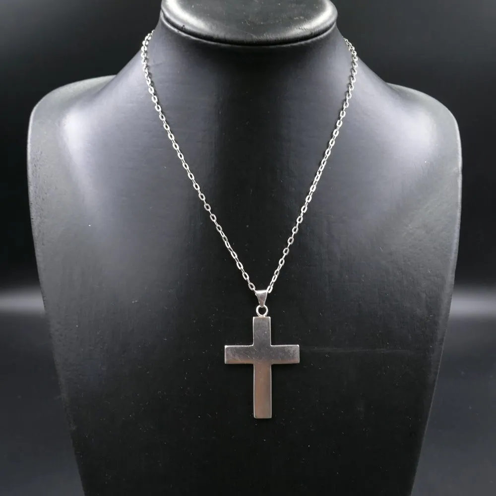 Vintage sølv kors i halskæde ligeledes i sølv.