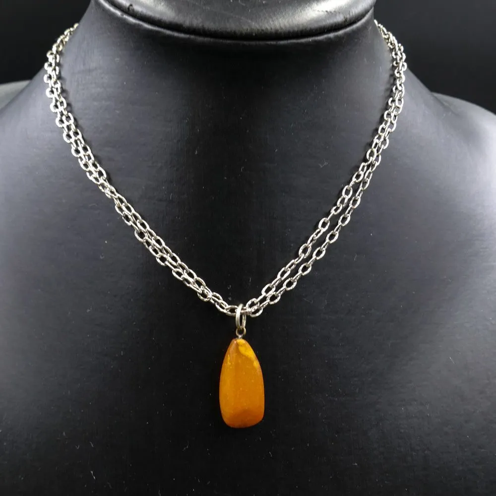 Vintage dobbelt sølvhalskæde med vedhæng af rav.