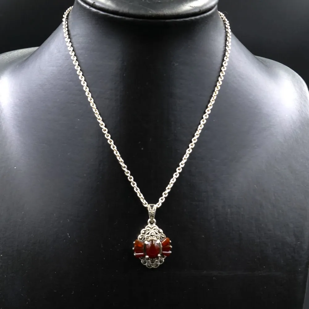 Vintage sølv-smykke prydet med magastitter og rød/brunt bakelit