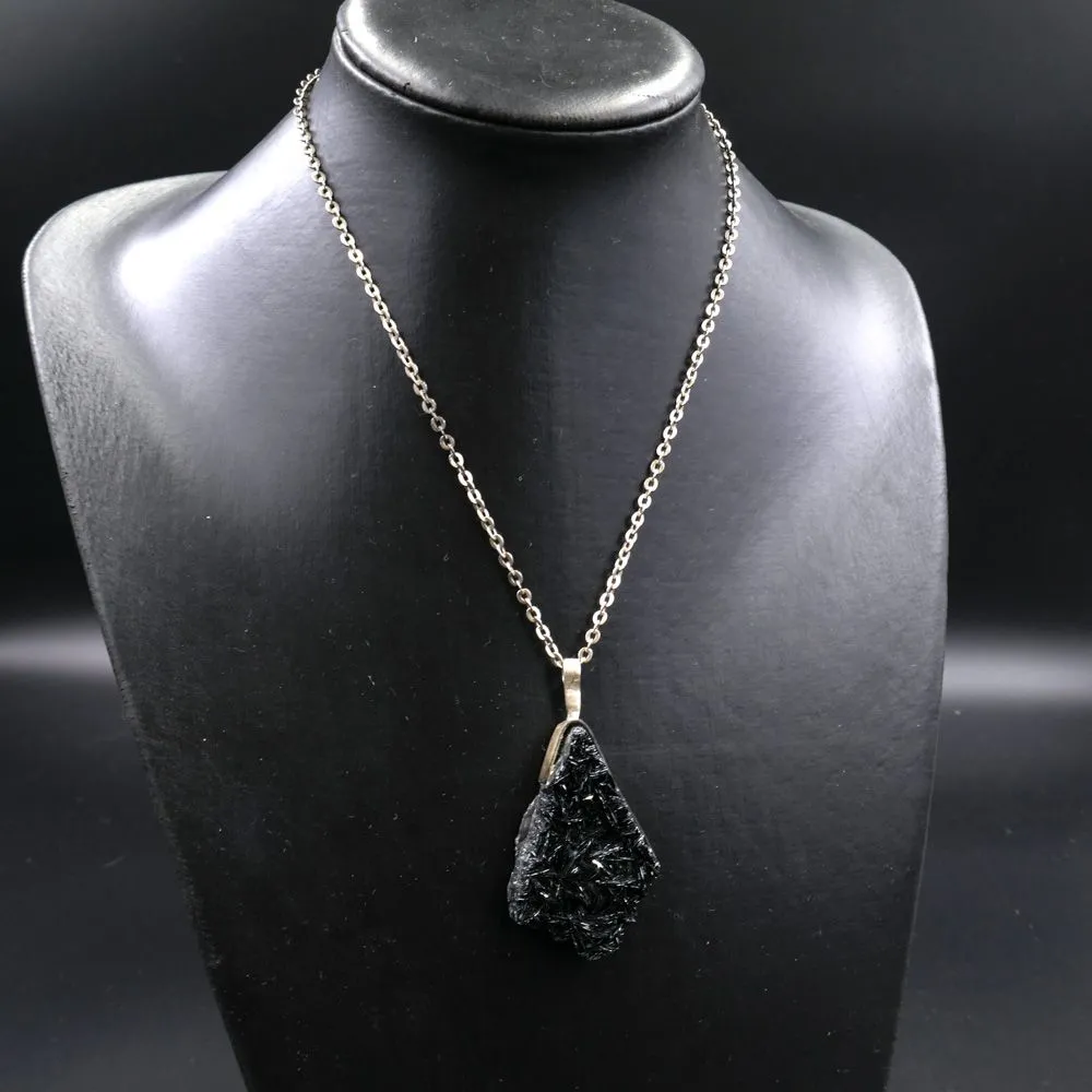 Vintage sølvhalskæde med vedhæng prydet med skinnende sorte krystaller