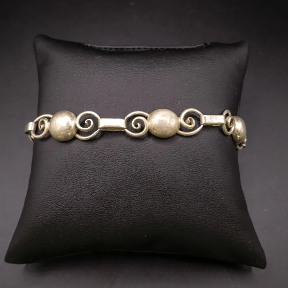 Fineste, vintage sølv lænke med et klassisk dansk halv-kugle mønster.