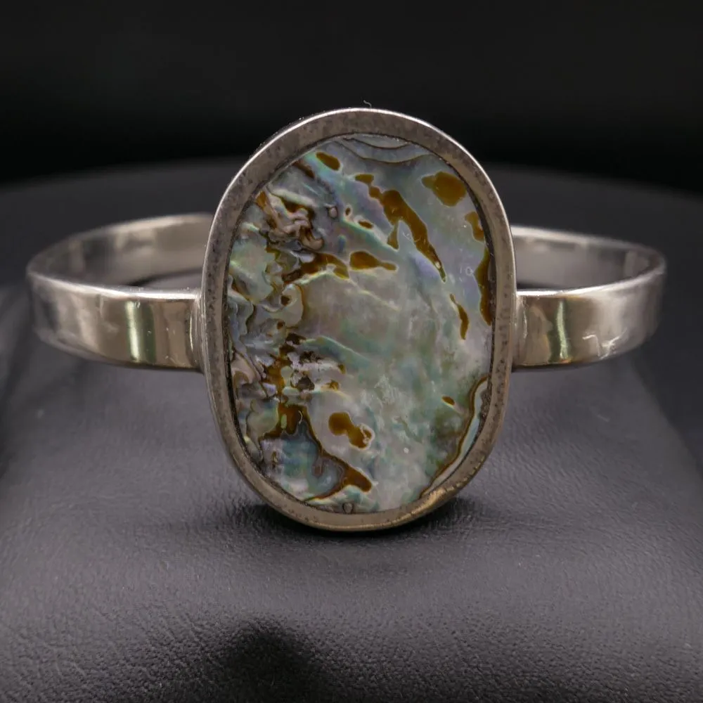 Åbent designer armring prydet med abelone-skal