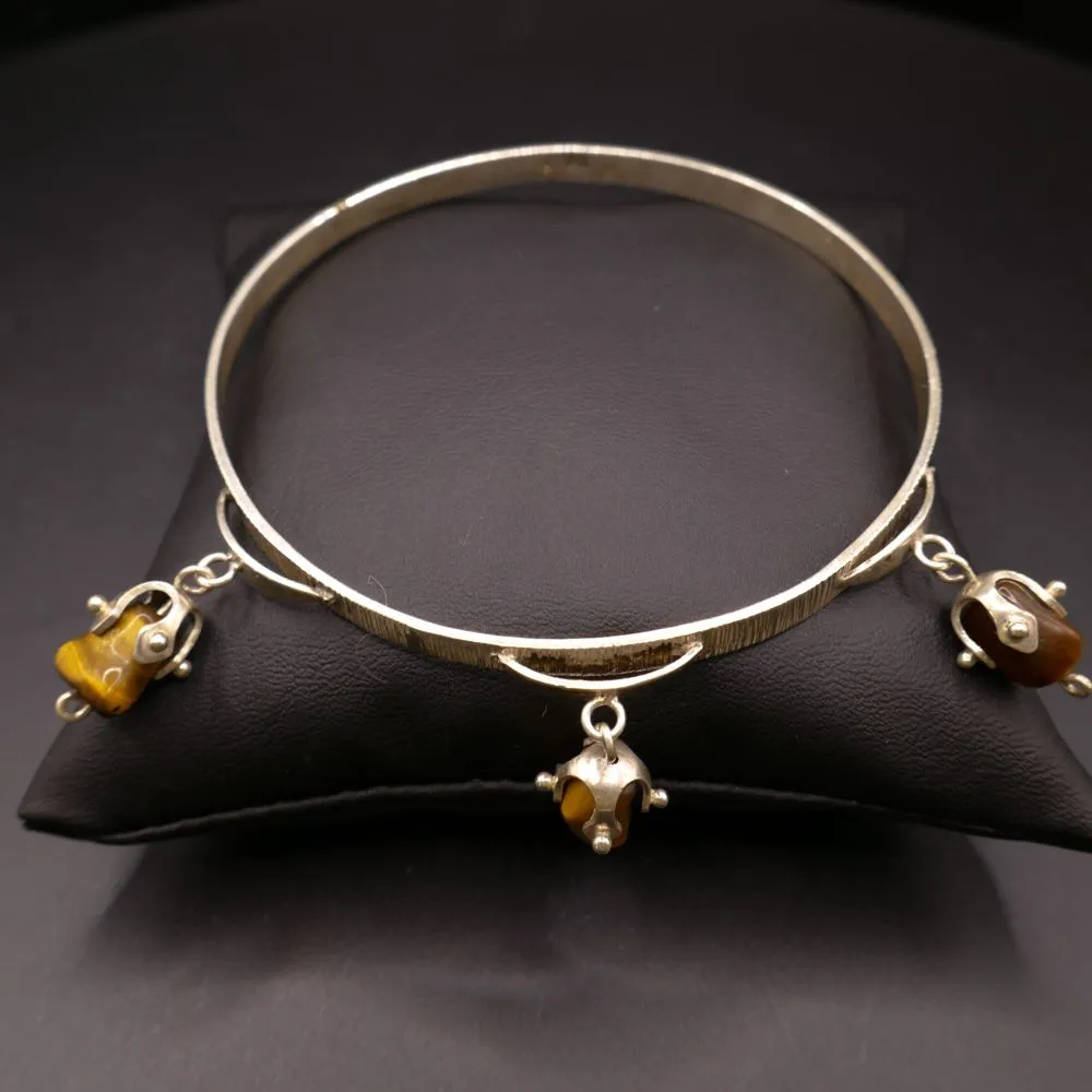 Meget fint udført & anderledes, fransk vintage sølv armbånd med tigerøjne-sten. 

Lyset leger lidt med rillerne foran (der hvor det ser mørkt ud)