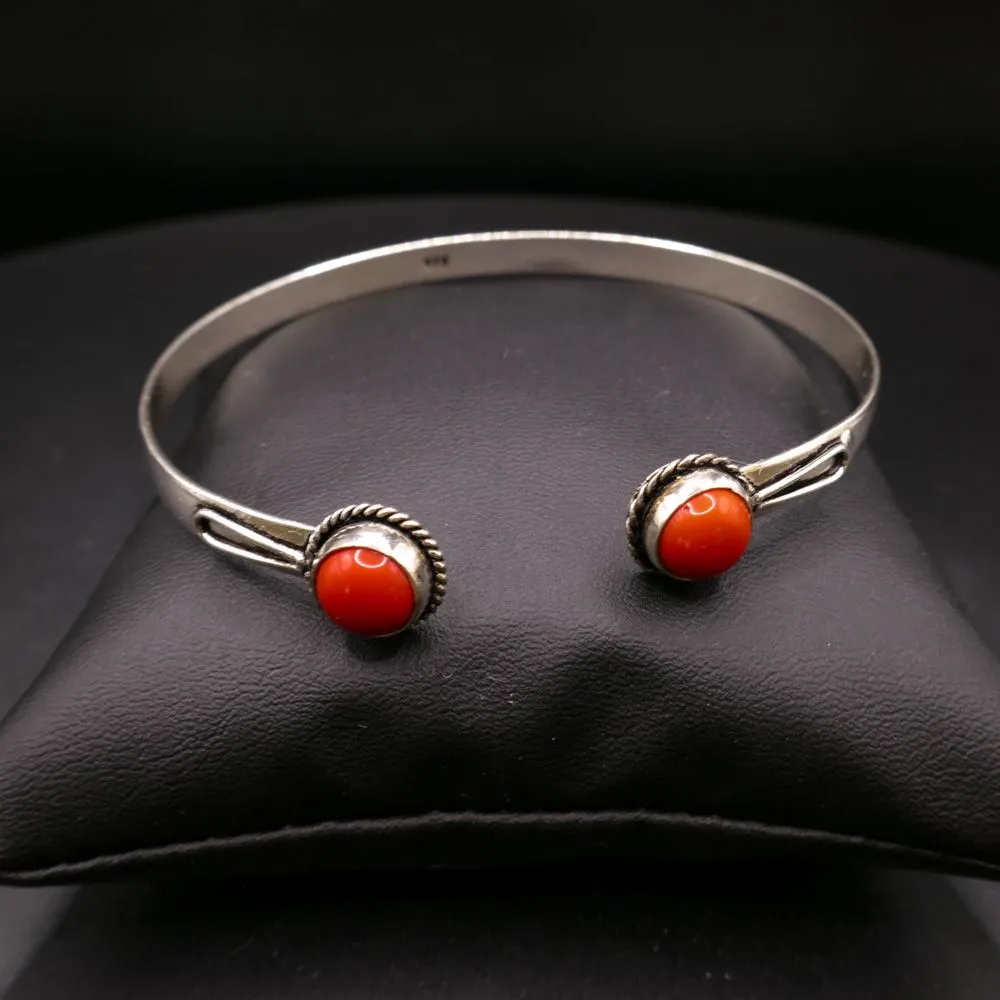 Sterling sølv armring prydet med mørkerødt koral