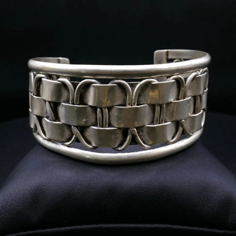 Vintage åben armring i massivt, flettet sølv