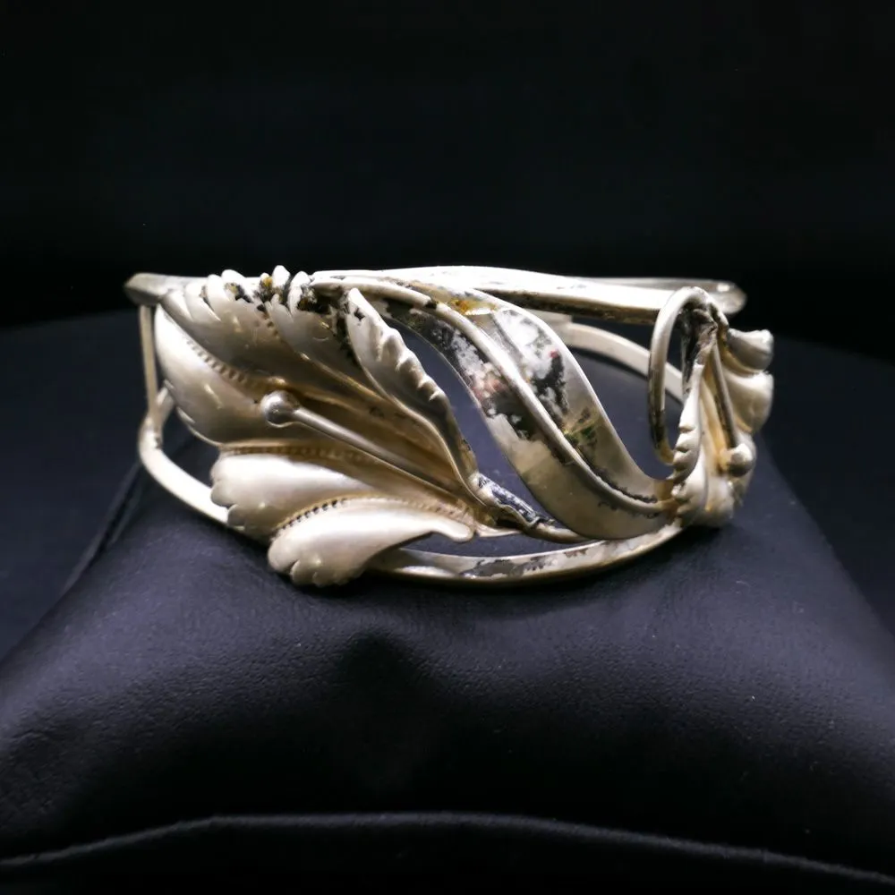 Vintage åben sølv armring prydet med blomster