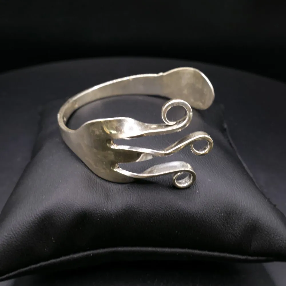 Vintage armring udført af tretårnet gaffel