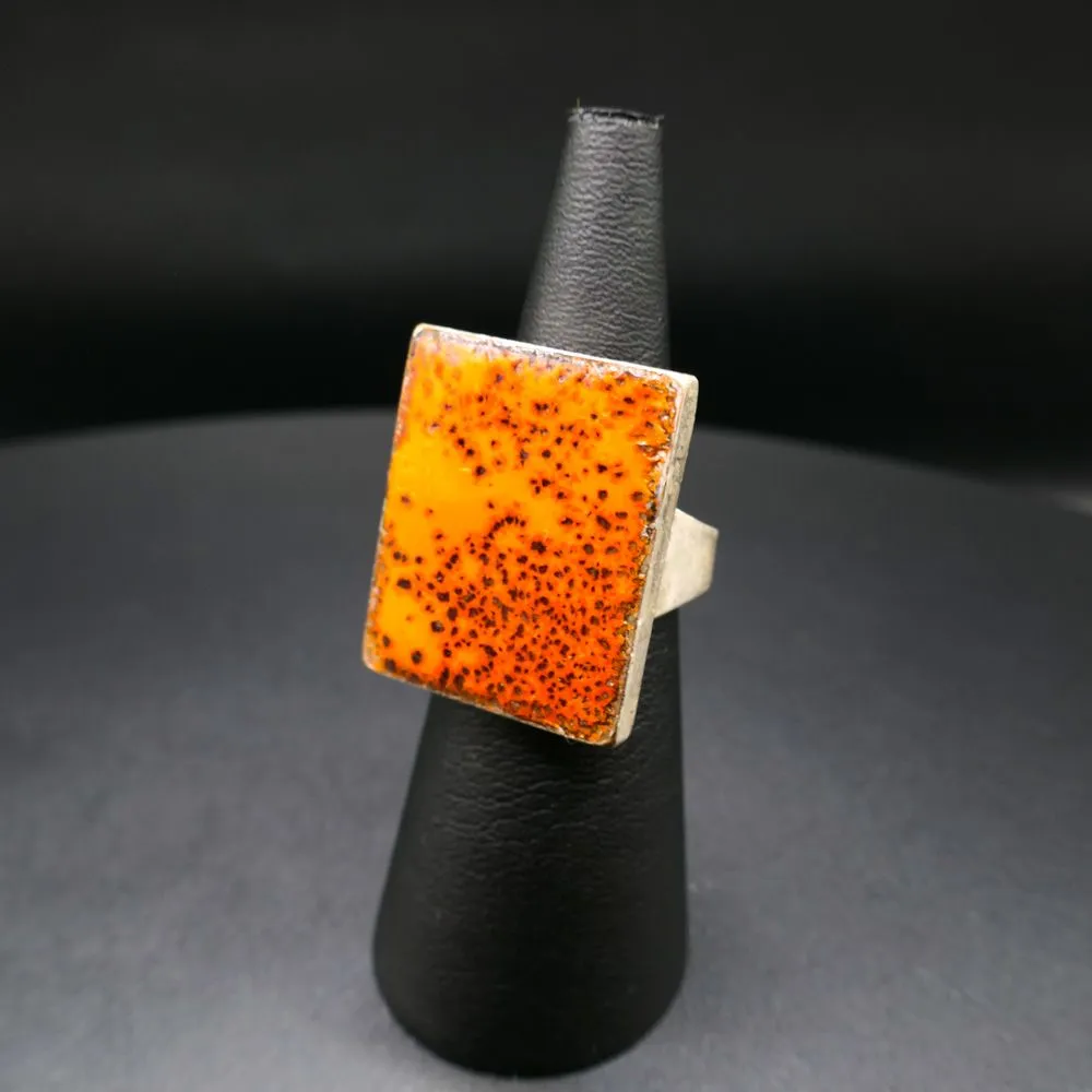 Unika forsølvet klemme-ring fra Jacob Hull med orange emalje