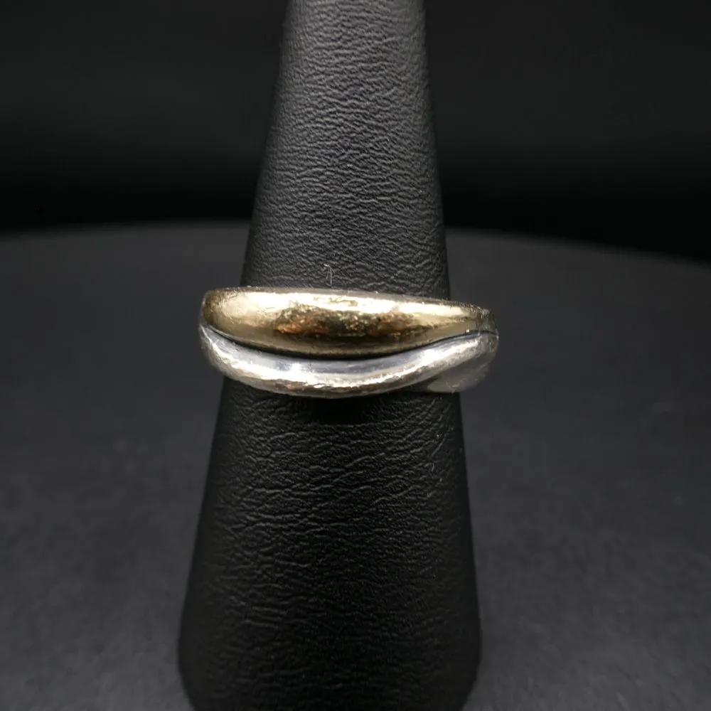 Kraftig vintage sølvring i organisk design med detalje af guld