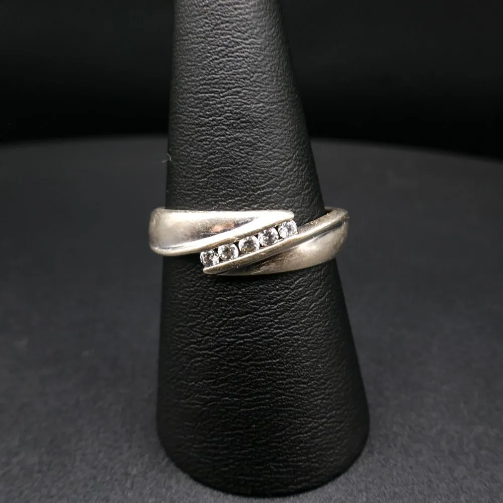 Designerring fra Aagaard udført i sølv, prydet med talrige zirkoner