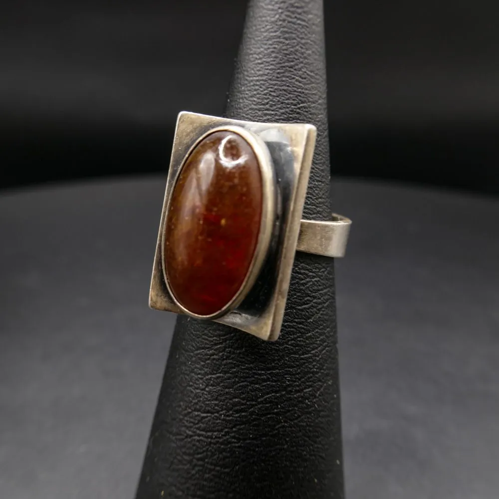 Vintage ring fra From af sterling sølv prydet med rav