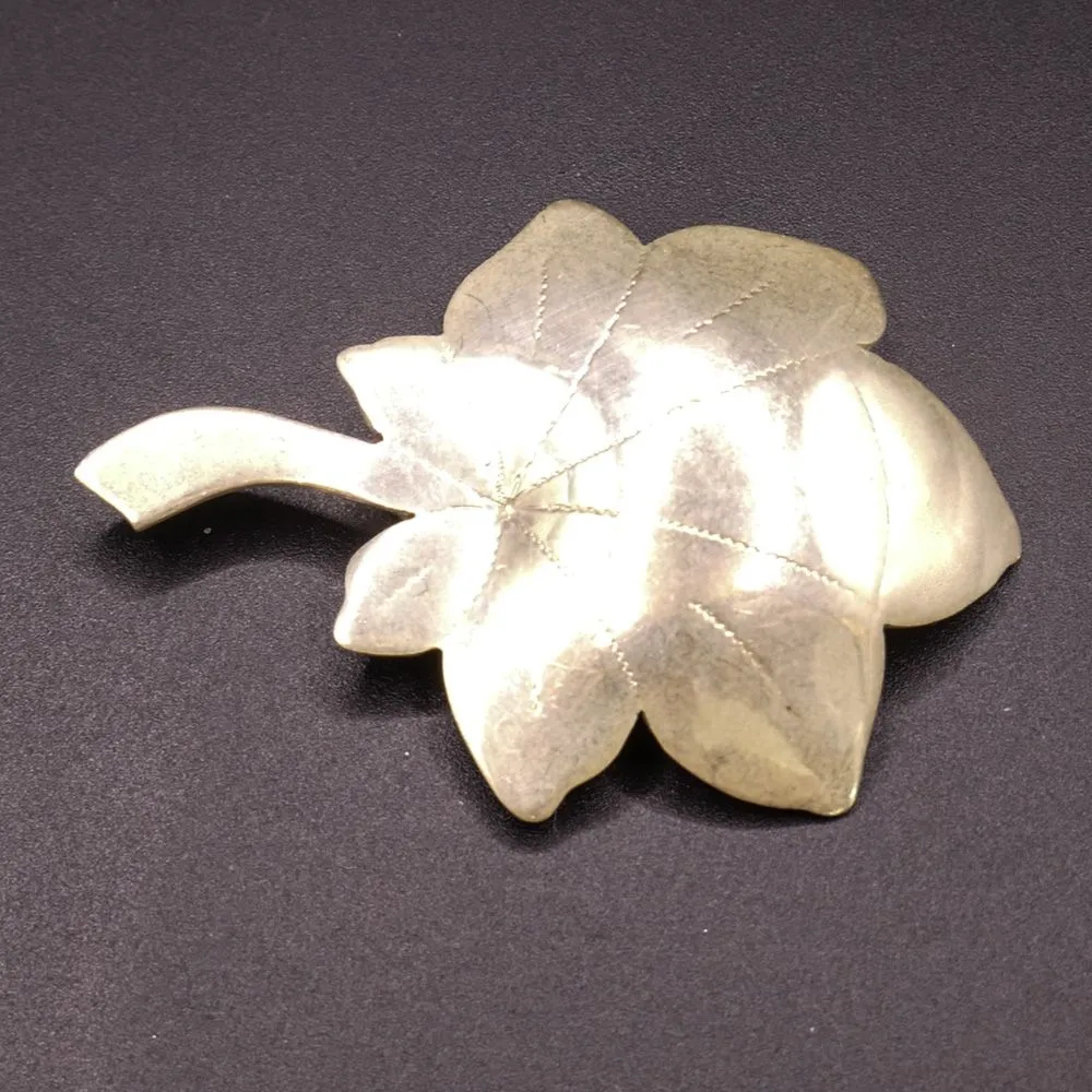 Vintage håndlavet blad broche i sterling sølv fra Ulrich