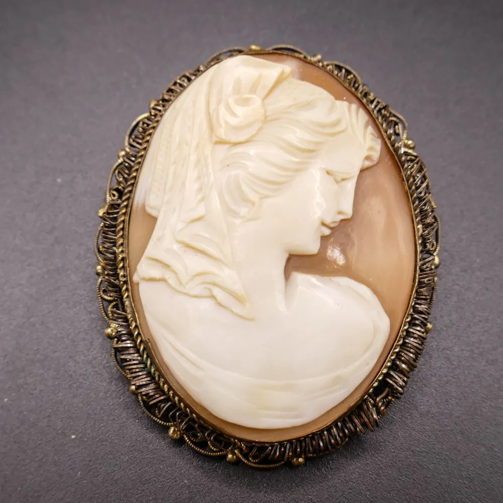 Vintage forgyldt sølv broche med stor camé