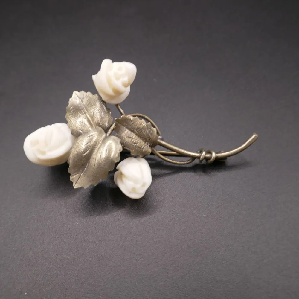 Vintage broche udført i sølv med de fineste hvide roser