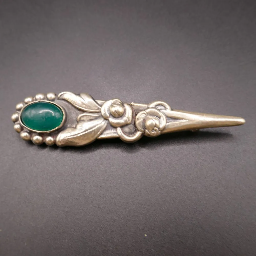 Antik sølvbroche prydet med en stor grøn chrysopras-sten