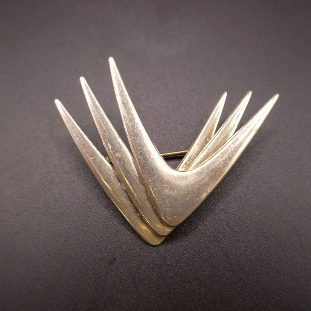 Vintage triple V-broche udført i sterling sølv fra Bernhard Hertz.