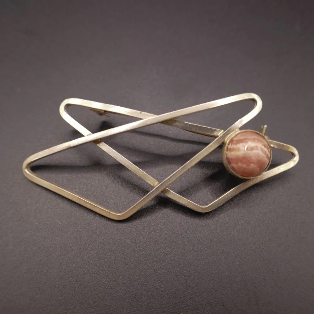 Sjælden sølvbroche fra From prydet med pink rhodocrosit
