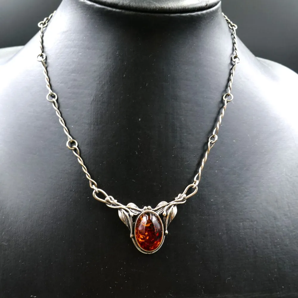 Vintage halskæde af snoede led af sølv, integreret med et rigtig flot vedhæng med rav 