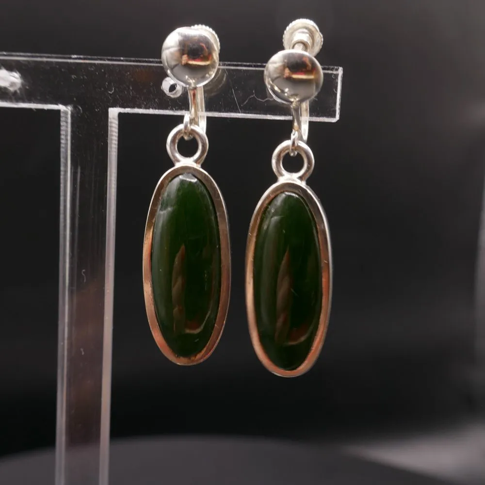 Vintage ørehængere (som øreskruer) i sterling sølv med mørkegrøn onyx.