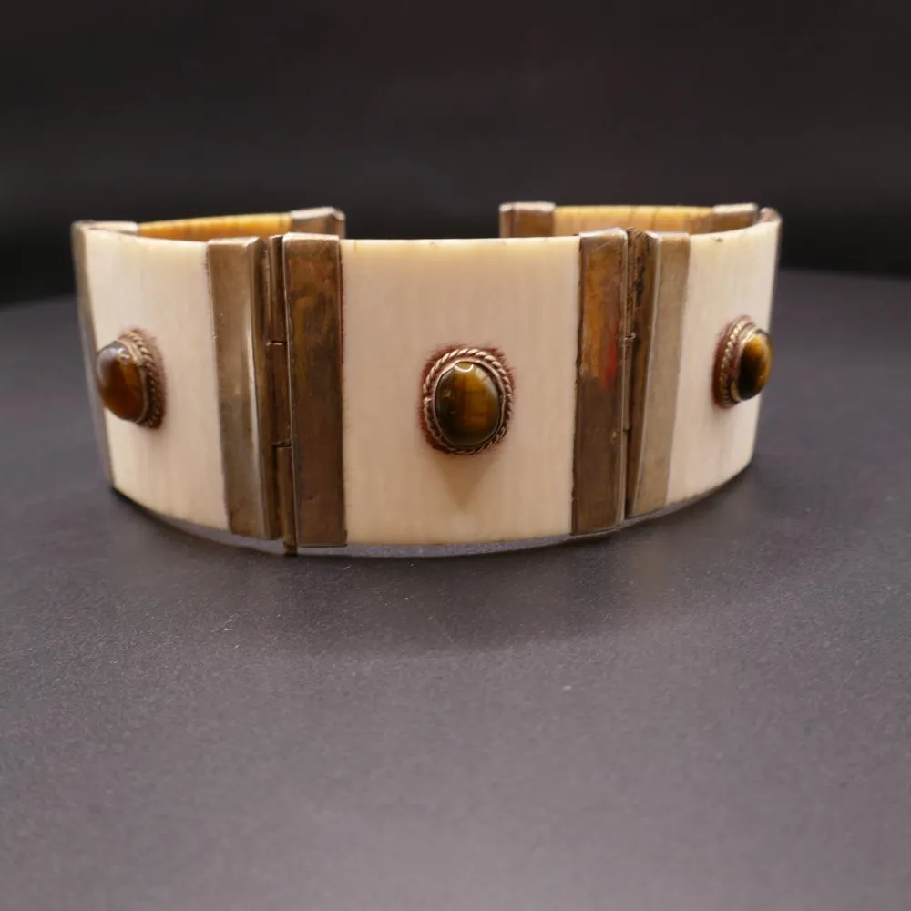 Vintage armbånd af ben, prydet med tigerøje