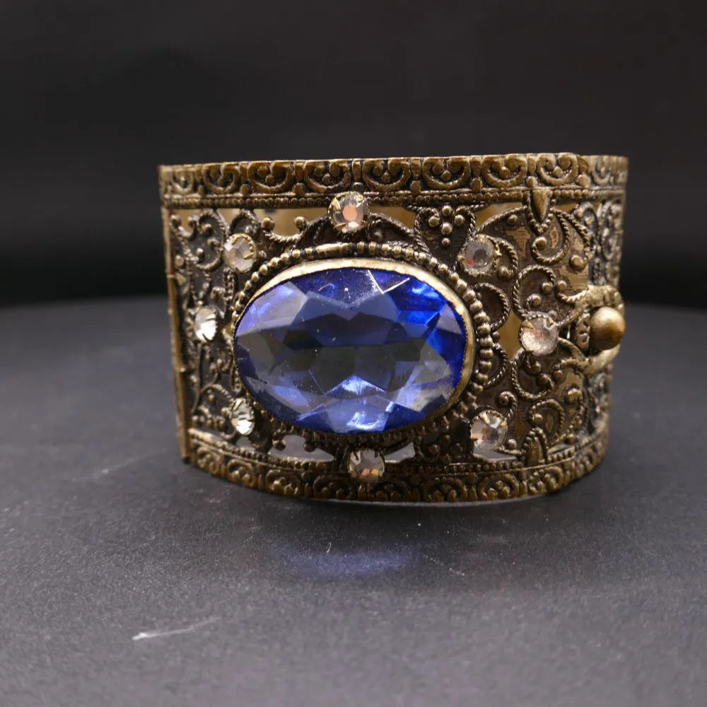 Vintage armring med facetslebet sten i himmelblå og klart glas
