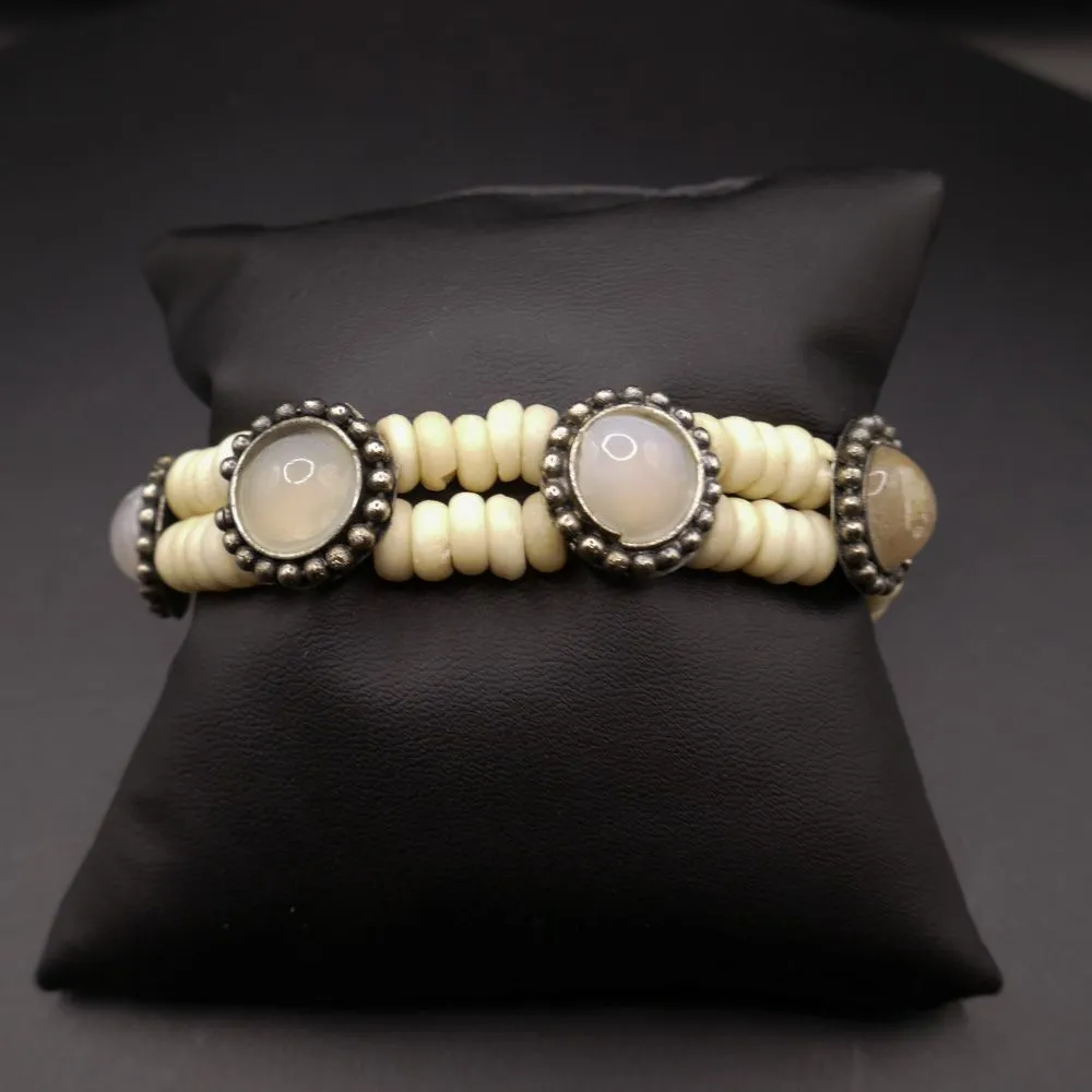 Nytrukket armbånd af ben og forskellige lyse agater