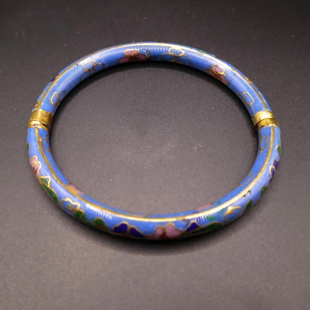 Vintage armring udført i lyseblåt cloisonné med forgyldning