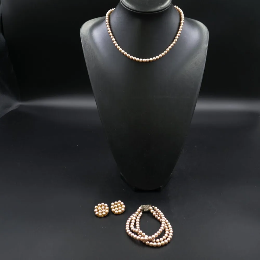 Vintage lyserødt smykkesæt bestående af enradet halskæde, treradet armbånd samt et par store øreclips af smukke fauxperler