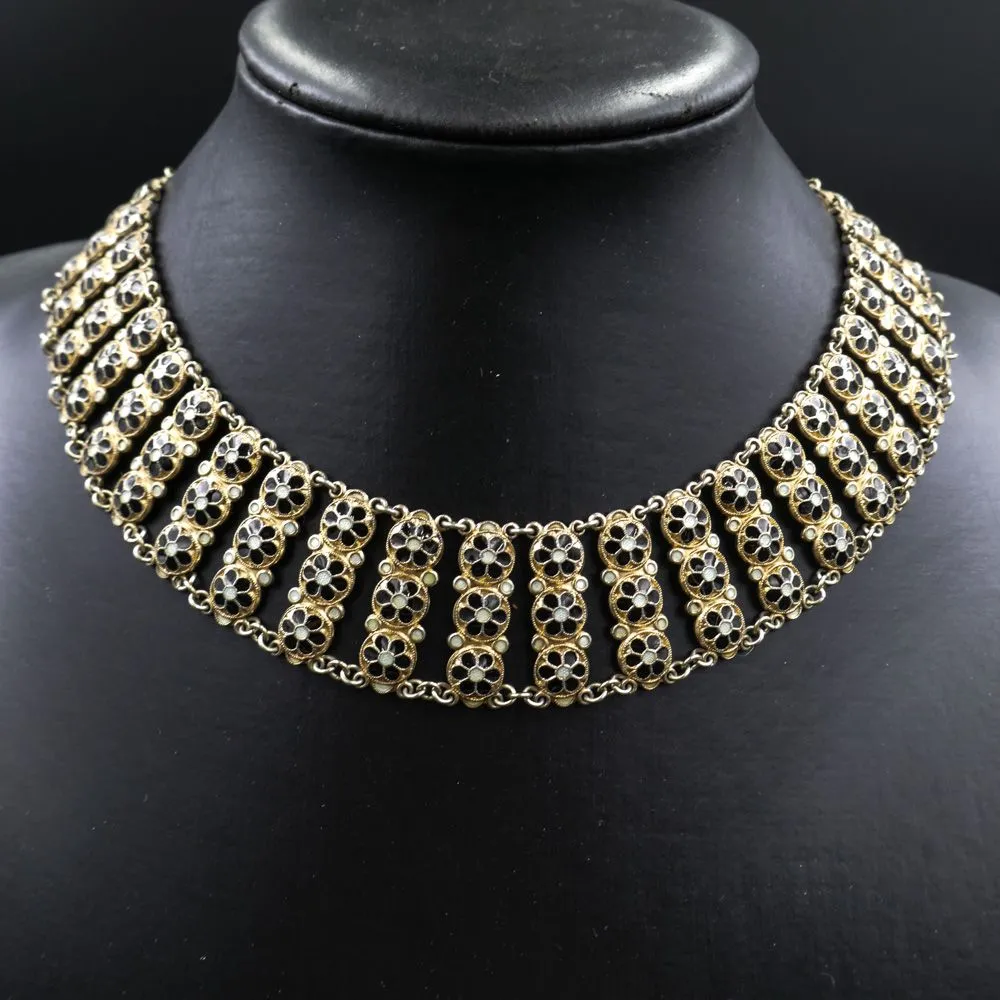 Forgyldt sølv collier med sort og hvid emalje fra Bernhard Meldahl