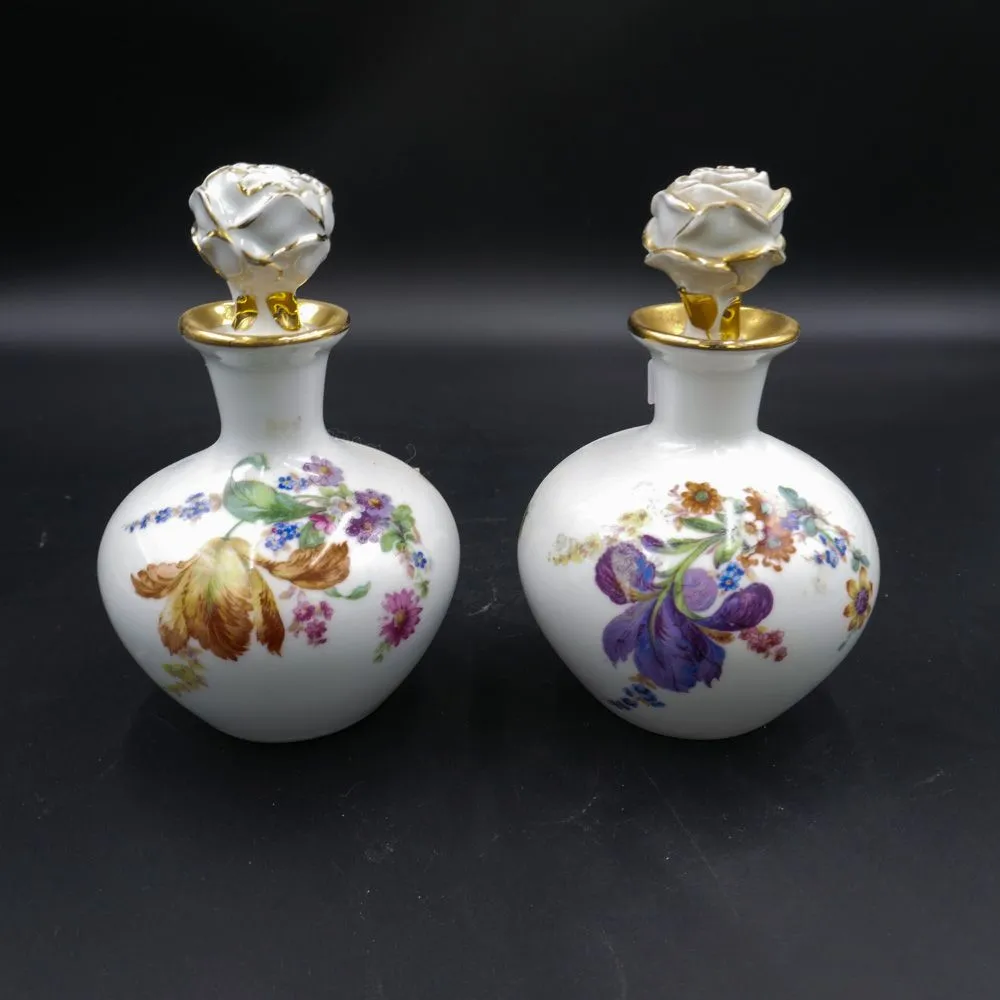 Sæt fine, antikke porcelæns- flakoner med blomstermotiv