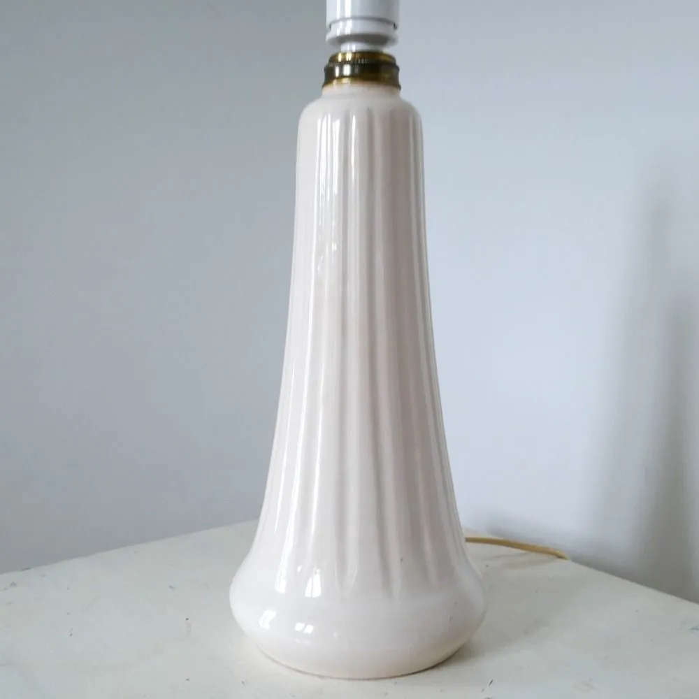 Høj bordlampe af rillet hvidglaseret keramik fra Hjorth