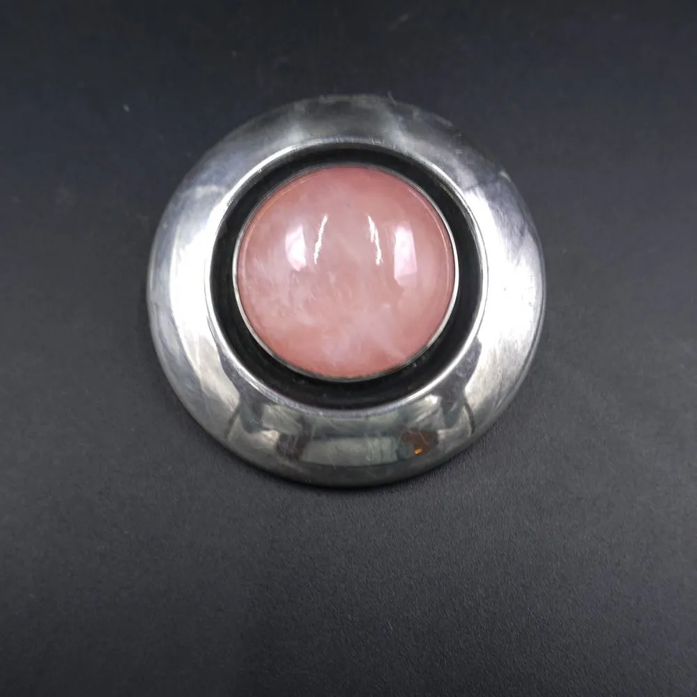 Rund sølv broche med rosakvarts fra N. E. From
