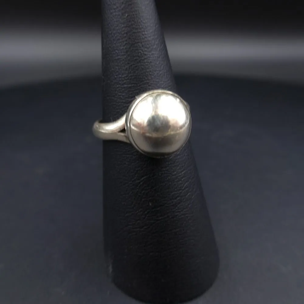 Sølvring fra From med helt rund front