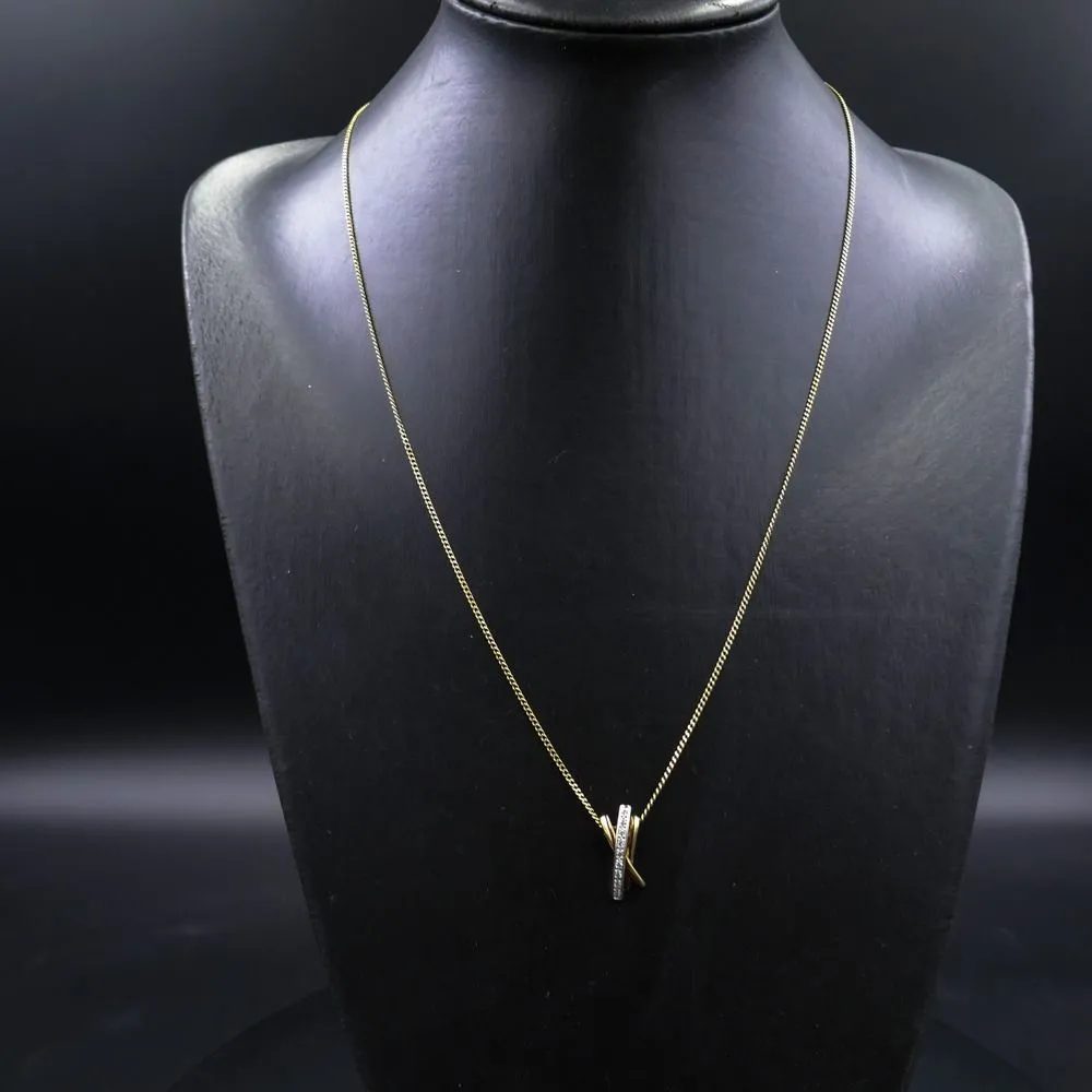 Lang guld halskæde prydet med brillant guld-vedhæng