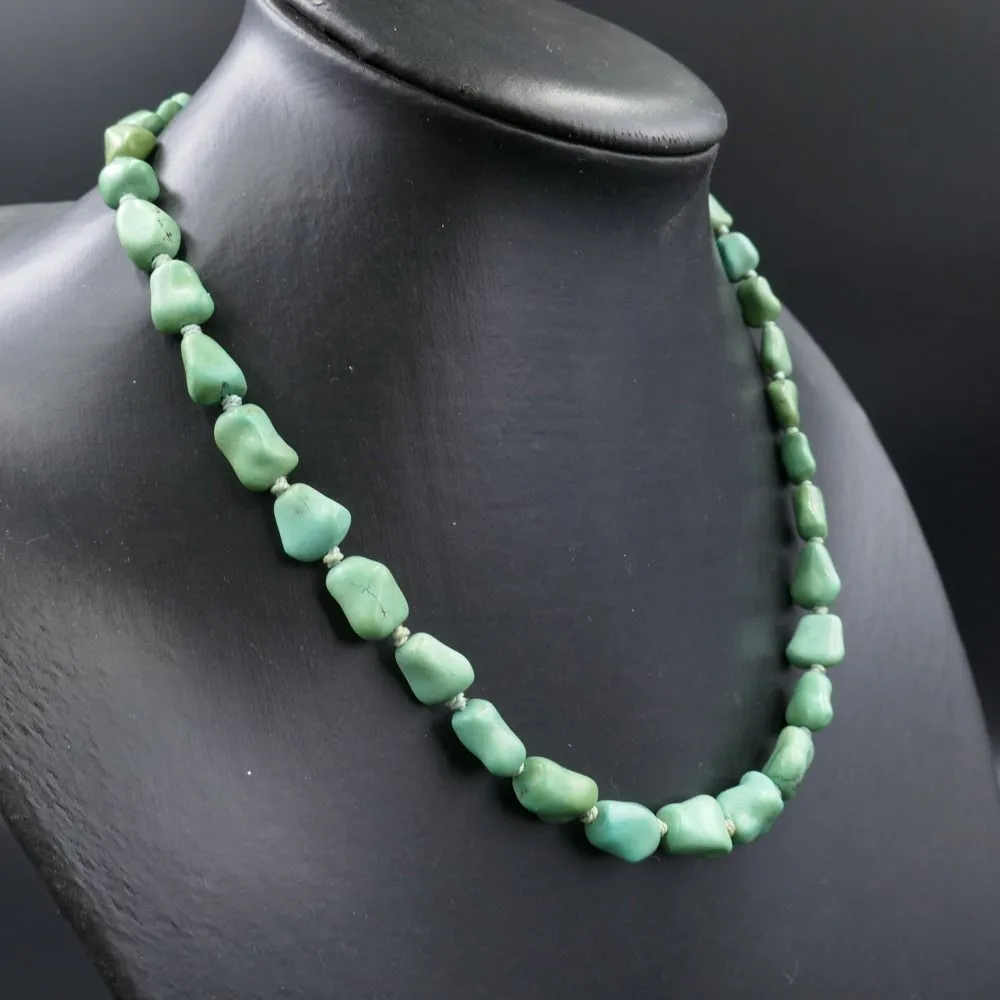 Turkis halskæde med lyse turkis og sølvfiligran lås 