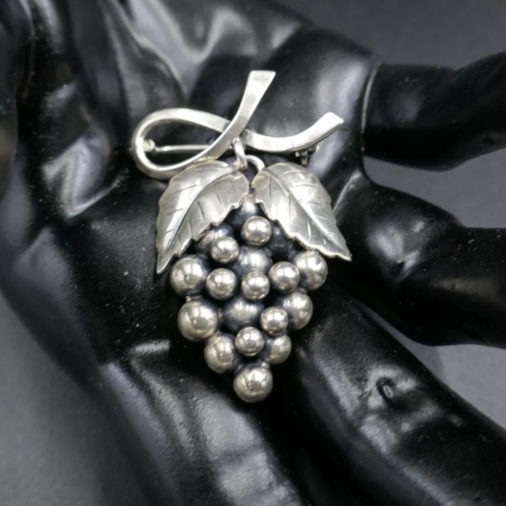 Stor drueklase broche fra John L i sterling sølv