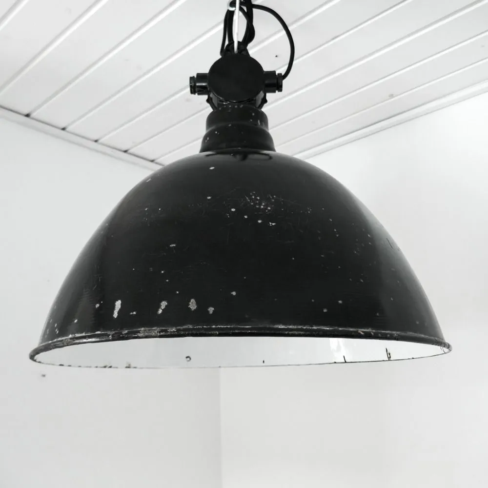 Meget stor sort industri lampe med hvid emalje
