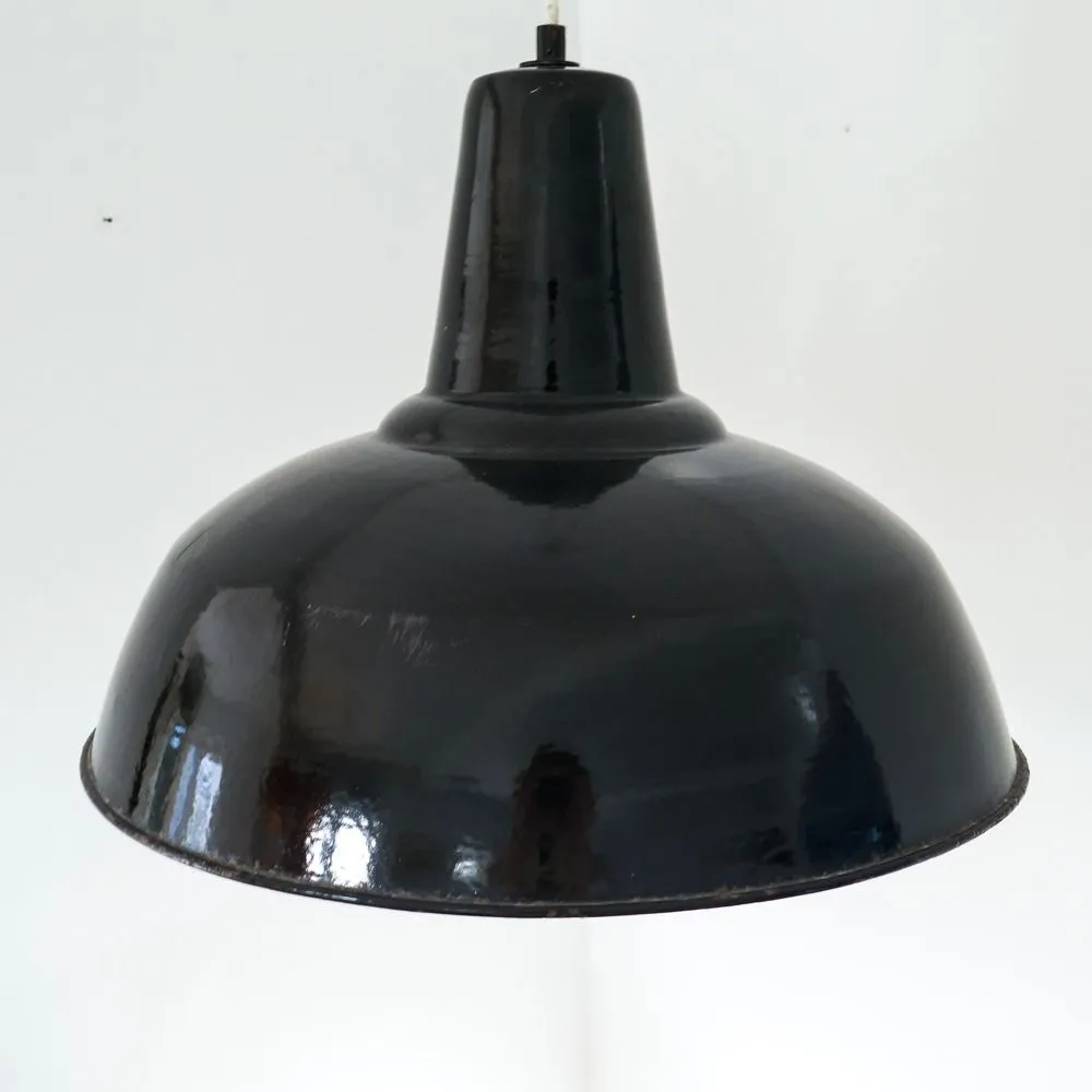 Stor flot industri lampe i sort med hvid emalje