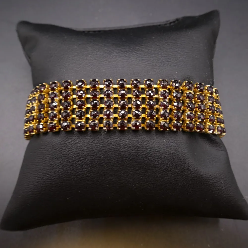 Vintage forgyldt armbånd prydet med talrige rækker af mørkerøde granat-sten