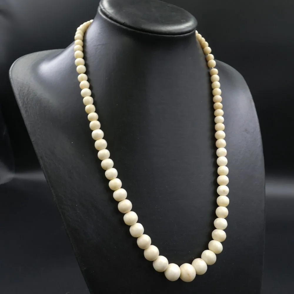 Vintage halskæde med store runde perler af hvid koral i forløb.