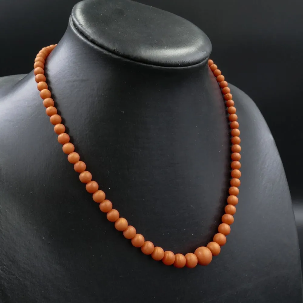 Eksklusiv vintage koral halskæde med store polerede koralperler i forløb