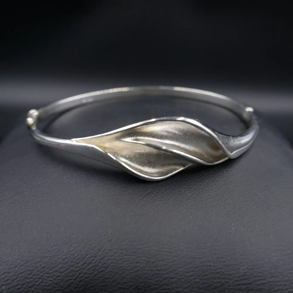 Kraftig sølvarmring med organisk front fra Aagaard 