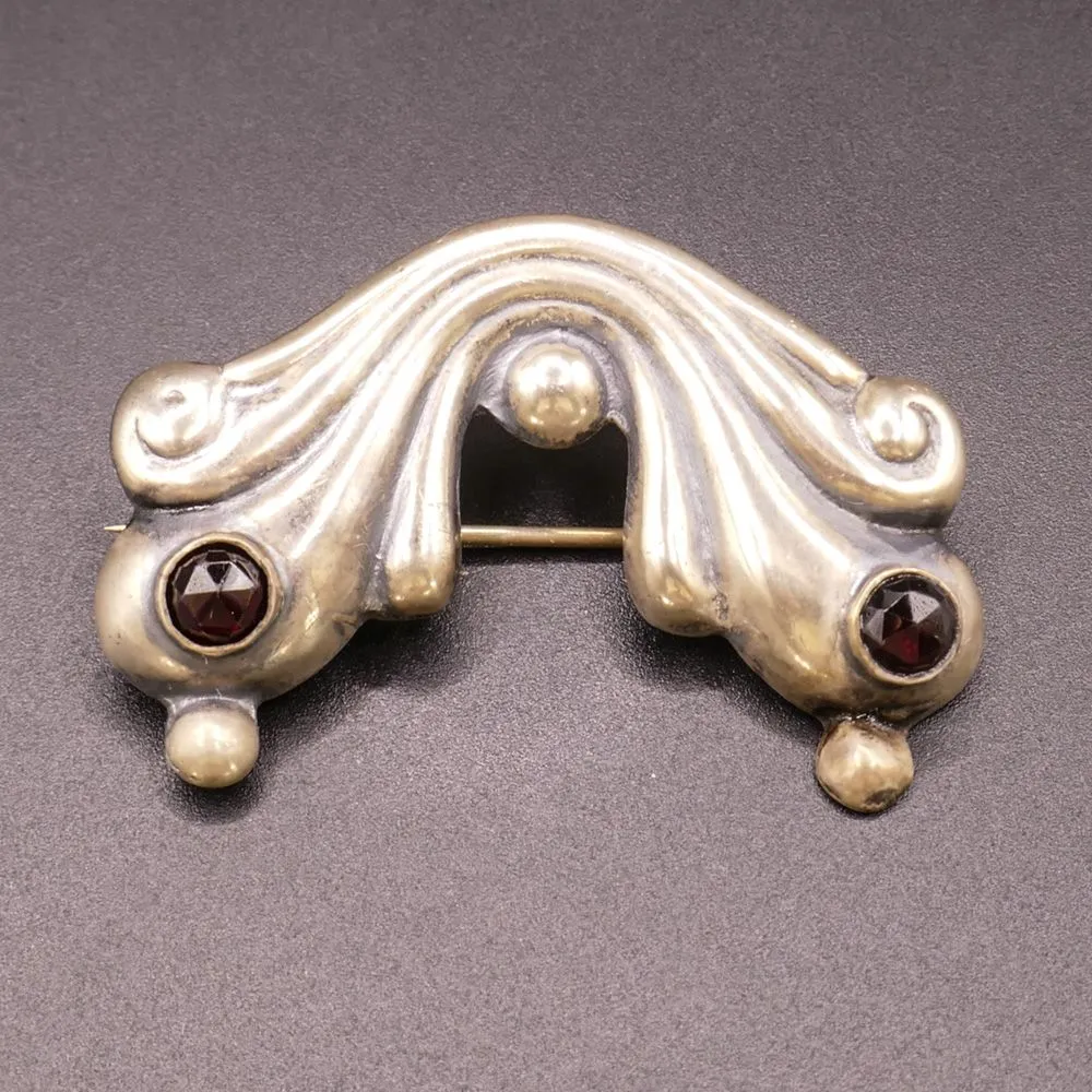 Art Noveau sølv broche prydet med granat fra H.P. Kreiberg