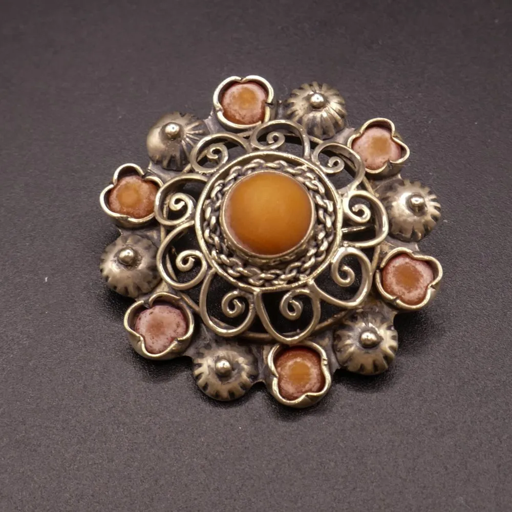Antik sølv filligran broche prydet med koral 
