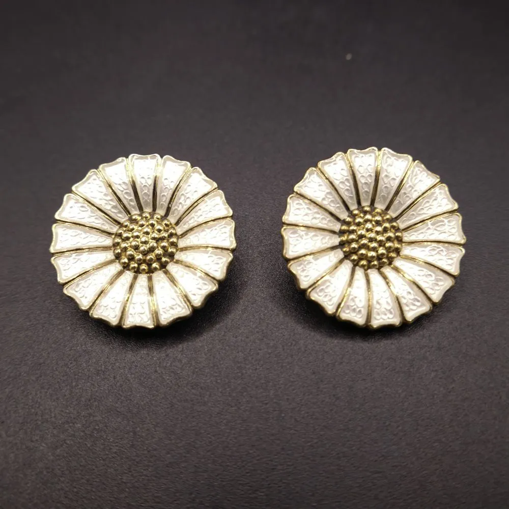 Vintage marguerit-øreclips fra Michelsen i guilloche, hvid emalje