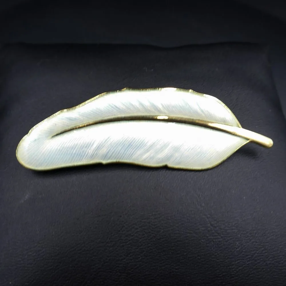 Stor sjælden bladbroche i forgyldt sølv og hvid emalje fra Bahner