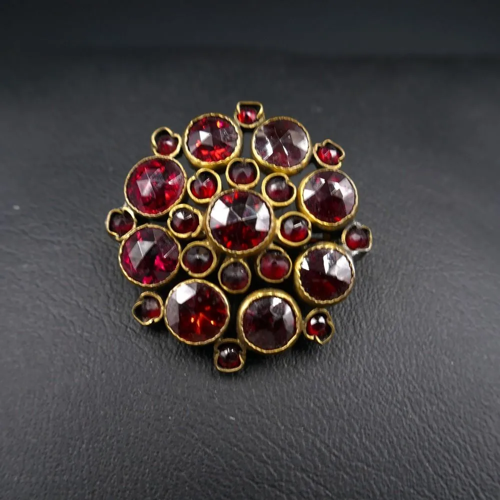 Ældre vintage broche med fine, røde pyrop granat-sten