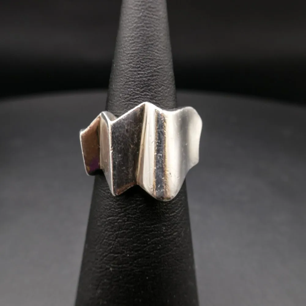 Designer kolossal sølvring fra Hans Hansen i et fantastisk grafisk design